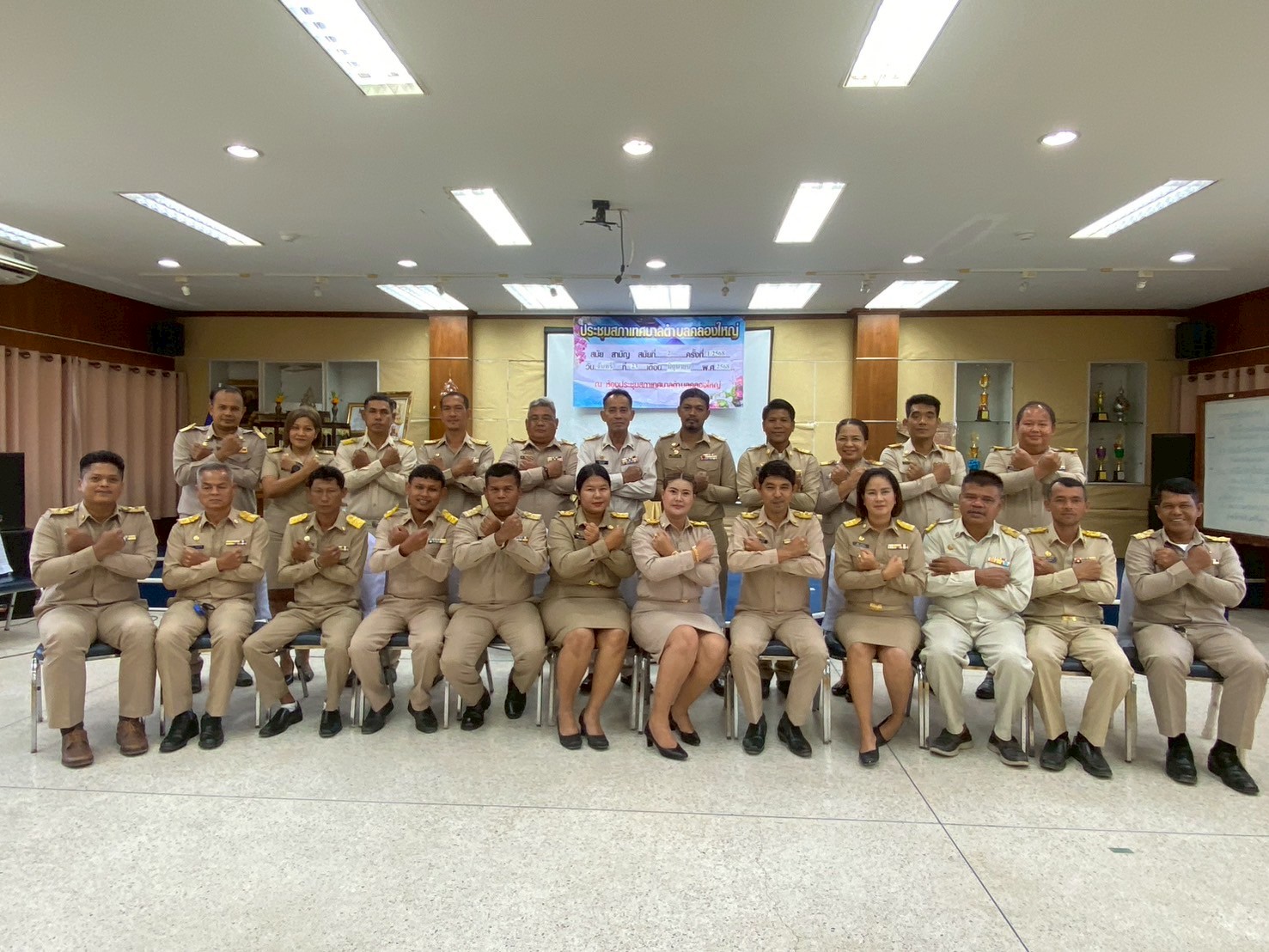 วันจันทร์ ที่ 23 มิถุนายน 2568 เวลา 09.30 น. เทศบาลตำบลคลองใหญ่ ประชุมสภา สมัยสามัญ สมัยที่ 2 ครั้งที่ 1/2568 นายสายัญ  แดงปรก นายกเทศมนตรีตำบลคลองใหญ่ แถลงนโยบายต่อสภาเพื่อเป็นแนวทางในการบริหารงานของฝ่ายบริหารงานเทศบาลตำบลคลองใหญ่ ณ ห้องประชุมเทศบาลตำบลคลองใหญ่