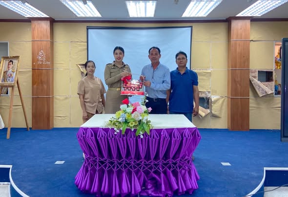 วันอังคาร ที่14 ตุลาคม 2568
นายสายัญ  แดงปรก นายกเทศมนตรีตำบลคลองใหญ่ พร้อมด้วยคณะผู้บริหาร สมาชิกสภาเทศบาล หัวหน้าส่วน พนักงาน และพนักงานจ้างร่วมให้การต้อนรับ นางสาวจิราภรณ์  ปราบปรี ตำแหน่งเจ้าพนักงานการเงินและบัญชีปฏิบัติงาน พร้อมด้วยคณะ จากองค์การบริหารส่วนจังหวัดยะลาด้วยความยินดียิ่ง