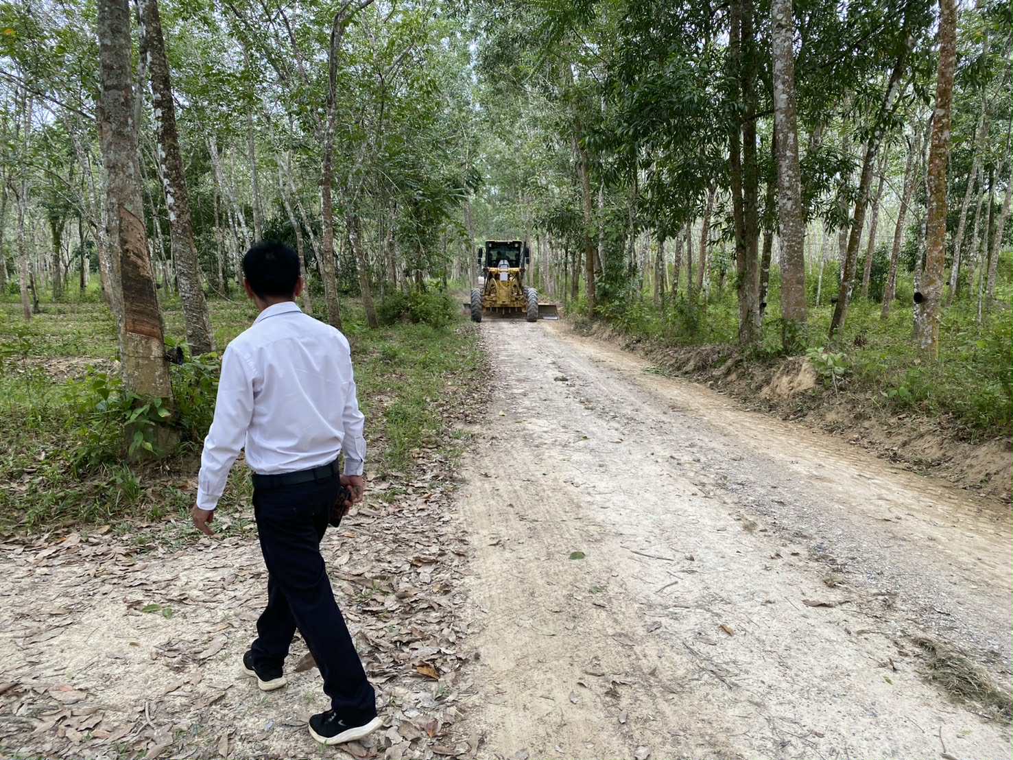 งานปรับพื้นทางจราจร ถนนลูกรังบริเวณถนนสายควนป๋อง - ทุ่งหนองสิบบาท หมู่ที่ 8 ตำบลคลองใหญ่ อำเภอตะโหมด จังหวัดพัทลุง
