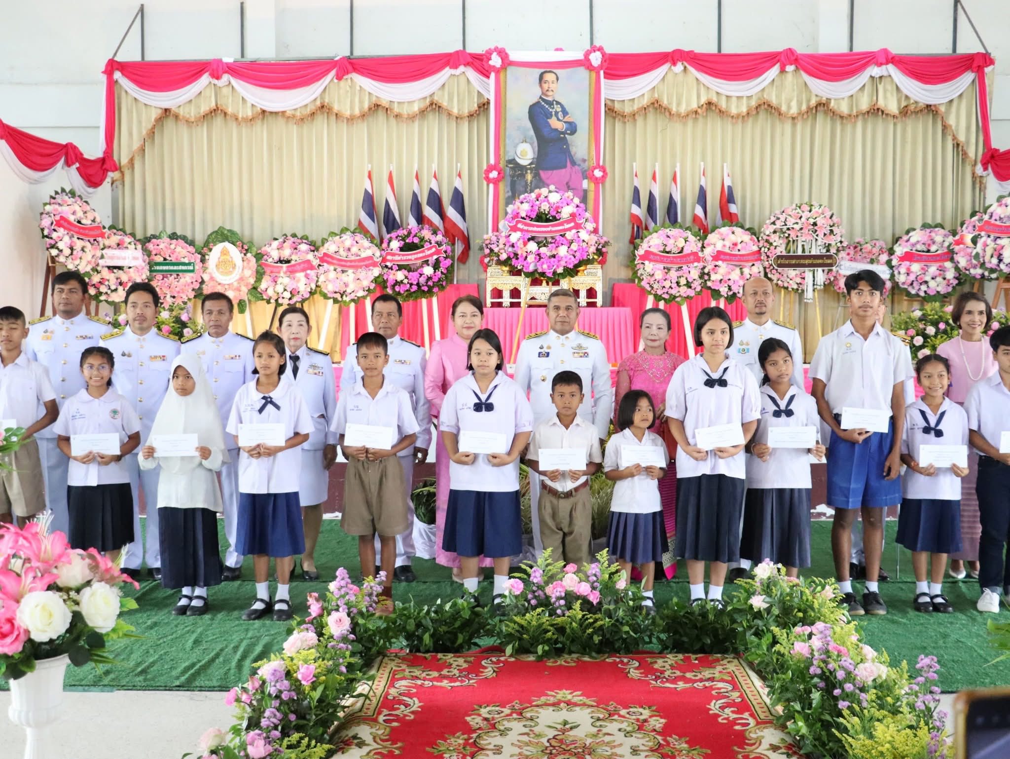 พิธีวางพวงมาลาและร่วมพิธีมอบทุนการศึกษา ทุนพระปิยมหาราชให้แก่นักเรียนเรียนดี เนื่องในวันคล้ายวันสวรรคต พระบาทสมเด็จพระจุลจอมเกล้าเจ้าอยู่หัว
