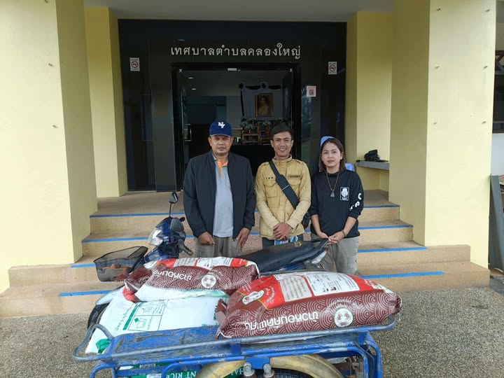 วันพุธ ที่ 26 พศจิกายน 2568 
เทศบาลตำบลคลองใหญ่ ขอขอบคุณ นายพรเทพ  หวานแก้ว ที่ได้มอบข้าวสารสำหรับไว้ช่วยเหลือประชาชนที่ประสบอุทกภัยในพื้นที่ตำบลคลองใหญ่
#งานประชาสัมพันธ์เทศบาลตำบลคลองใหญ่