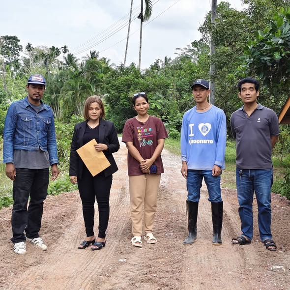 ร่วมลงสำรวจความเสียหายและดำเนินการแก้ปัญหาถนนสายพรุนายขาว - หนองคล้า หมู่ที่ 7 ตำบลคลองใหญ่ เพื่อให้สามารถใช้งานได้ในระยะเบื้องต้น