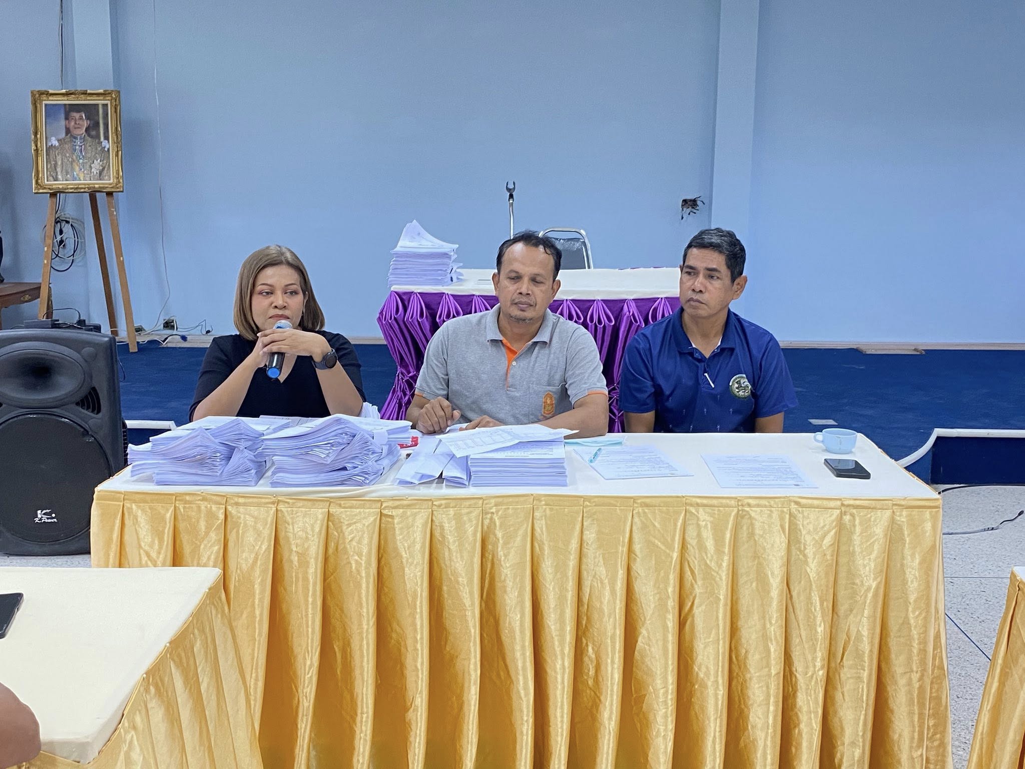 ร่วมประชุมเพื่อปรึกษาหารือเรื่องการเข้ากราบพระบรมศพ สมเด็จพระนางเจ้าสิริกิติ์ พระบรมราชชนนีพันปีหลวง และร่วมปรึกษาเงินเยียวยาน้ำท่วม 9,000 บาท ร่วมกับกำนัน ผู้ใหญ่บ้าน