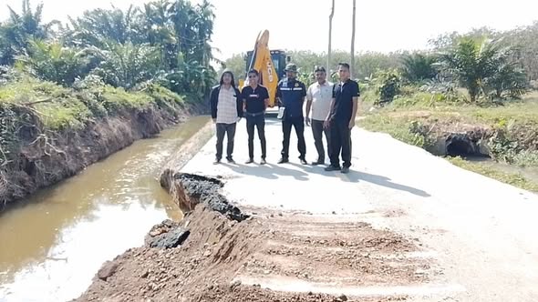 ลงพื้นที่เพื่อซ่อมแซมถนนที่ได้รับความเสียหายจากน้ำกัดเซาะจากเหตุอุกทกภัยเมื่ออวันที่ 21 - 27 พฤศจิกายน 2568