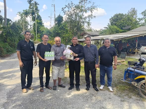 ร่วมมอบถุงยังชีพให้กับผู้ประสบภัย ในเขตพื้นที่ตำบลคลองใหญ่ อำเภอตะโหมด จังหวัดพัทลุง