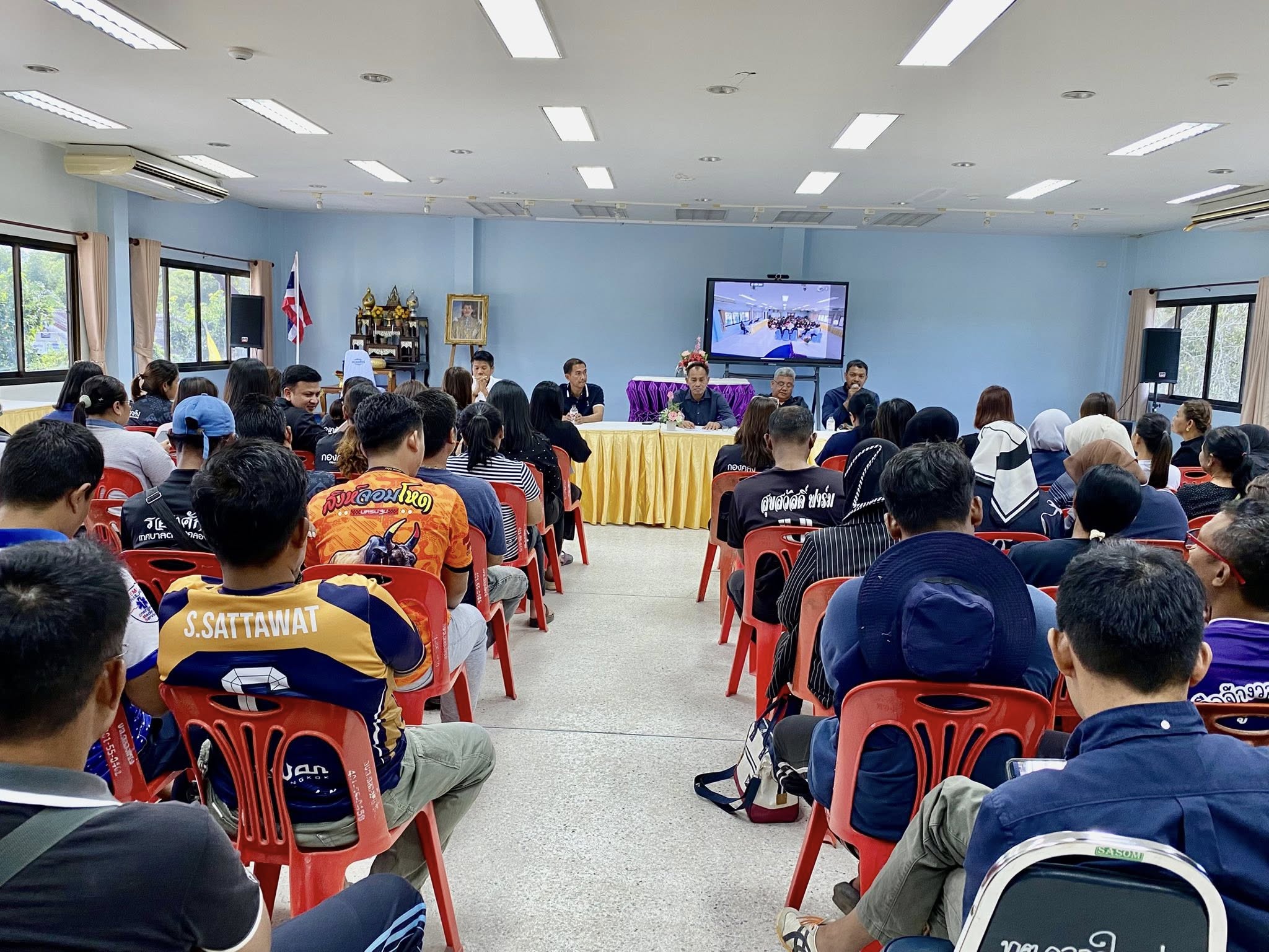 วันพุธ ที่ 4 กุมภาพันธ์ 2569 เวลา 14.00 น.
     นายสายัญ  แดงปรก นายกเทศมนตรีตำบลคลองใหญ่ พร้อมด้วยคณะผู้บริหาร หัวหน้าส่วนราชการ พนักงาน เจ้าหน้าที่ในสังกัด ฯ ร่วมประชุมการขับเคลื่อนแผนการดำเนินงานบริหารงานในองค์กรเพื่อมาพัฒนาตำบลคลองใหญ่ ณ ห้องประชุมเทศบาลตำบลคลองใหญ่