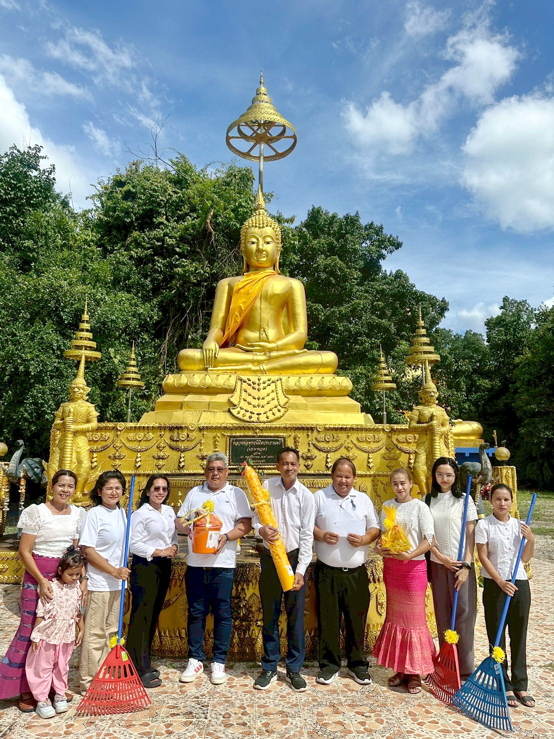 วันพุธ ที่ 9 กรกฎาคม 2568 เวลา 13.30 น.
     นายสายัญ  แดงปรก  นายกเทศมนตรีตำบลคลองใหญ่ นายวิริโย  แสงเกื้อหนุน รองนายกเทศมนตรีตำบลคลองใหญ่ พร้อมด้วยสมาชิกสภาเทศบาล พนักงาน เจ้าหน้าที่เทศบาลตำบลคลองใหญ่ ร่วมถวายเทียนพรรษา จำนวน 3 วัด ได้แก่วัดพรุนายขาว สำนักสงฆ์ทุ่งหนองสิบบาท สำนักสงฆ์ต้นขี้กวาง ขออานิสงส์แห่งบุญในครั้งนี้ จงส่งผลให้ทุกท่านประสบแต่ความสุข ความเจริญ ด้วยเทอญ🙏🙏🙏